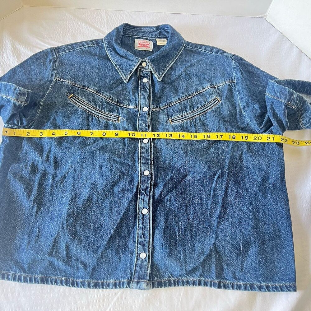 Levi's Women's Medium Wash Camp Shirt Short Sleeve Snaps - Picture 4 of 7